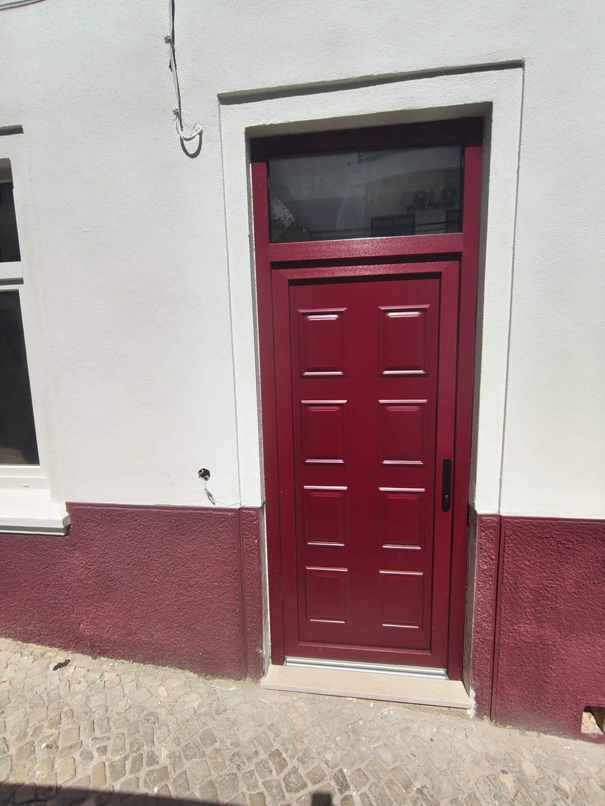 Porta de entrada bordeaux com bandeira