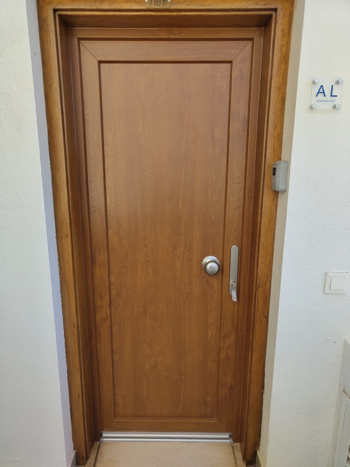 Porta de entrada com acabamento em carvalho dourado